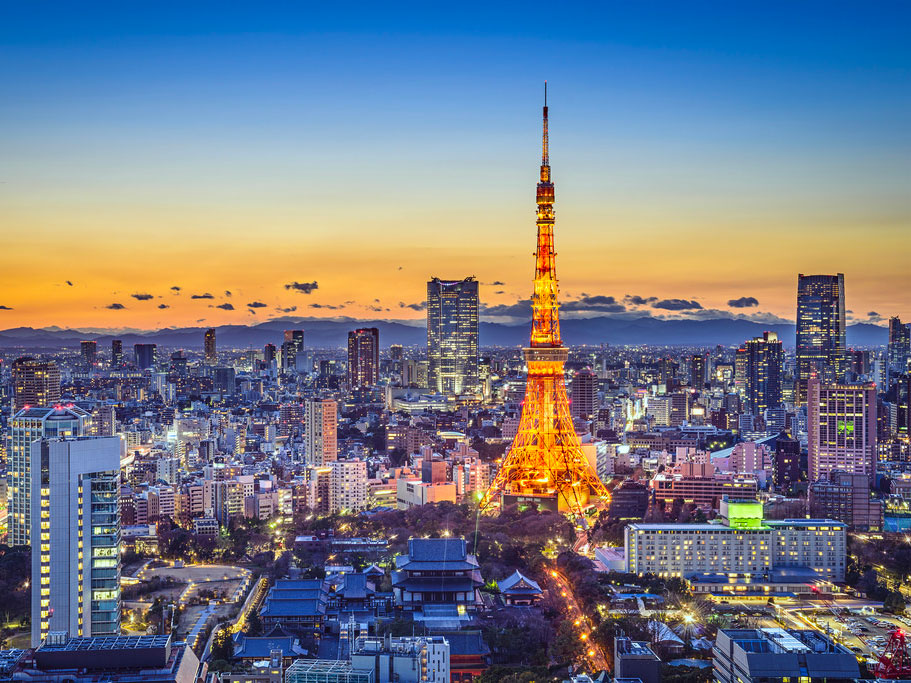 city skyline of Tokyo at dusk